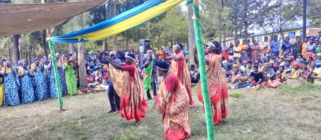 Amarushwanwa y'imiyoborere myiza afite insanganyamatsiko :::imiyoborere myiza, umusingi w'ibyagezweho mu Murenge wa kigarama ararimbanyije aho yahujwe n'inteko z'abaturage maze abatuye akagari kabo bashima ibyagezweho muri iyi myaka 30 ishize.
