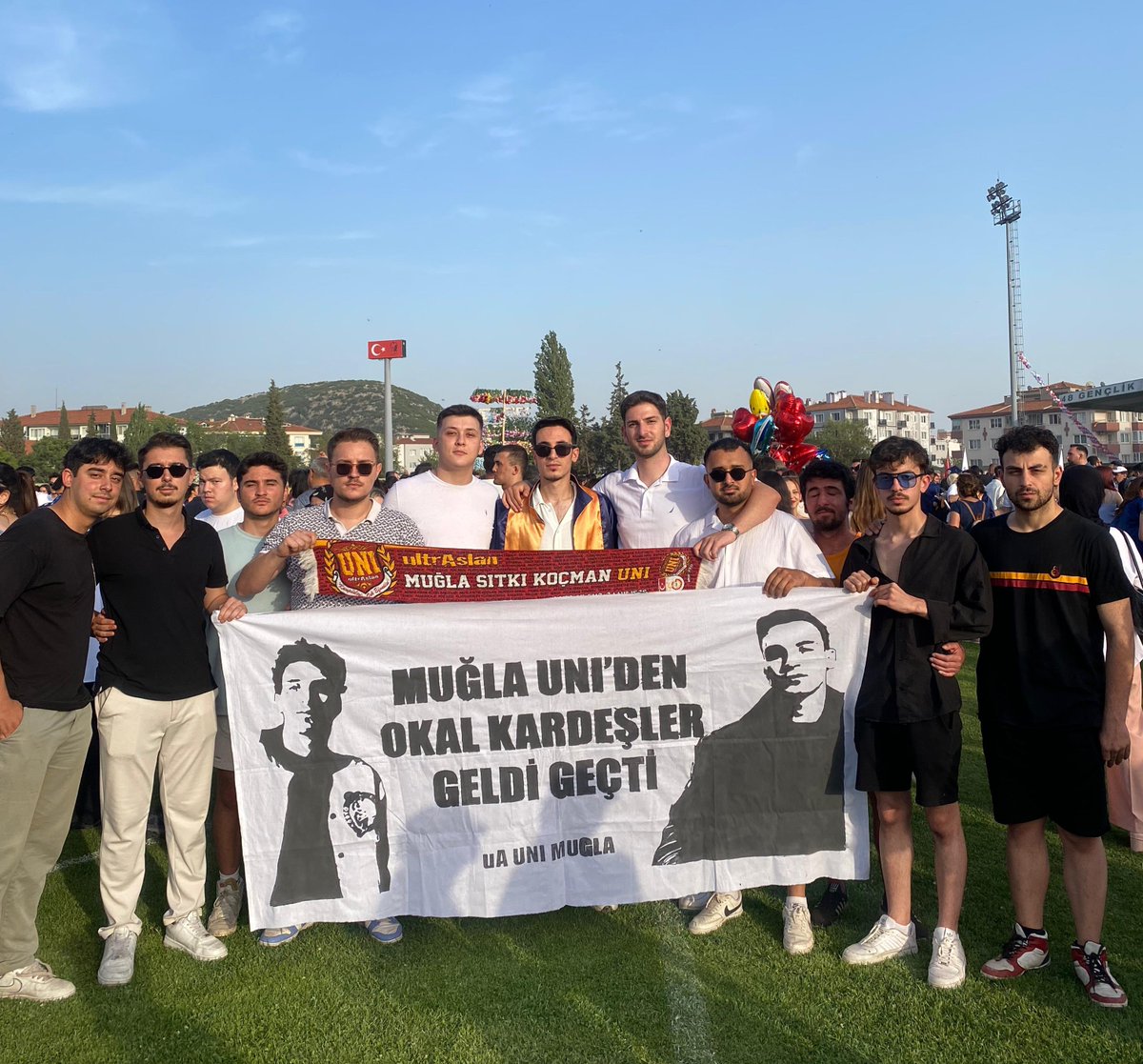 uAUNIMugla's tweet photo. SEN UNI’DEN ÇIKSANDA UNI SENDEN ÇIKMAZ!

Tayfamızın Başkanı, canımız ciğerimiz İsmail Okal ve Tribün Faaliyet Sorumlumuz Yakup Okal
mezun olmuştur. 

Kendilerini tebrik eder, başarılarının devamını dileriz.

#ultrAslanUNI
#MezUNI https://t.co/GFmx24fIdN