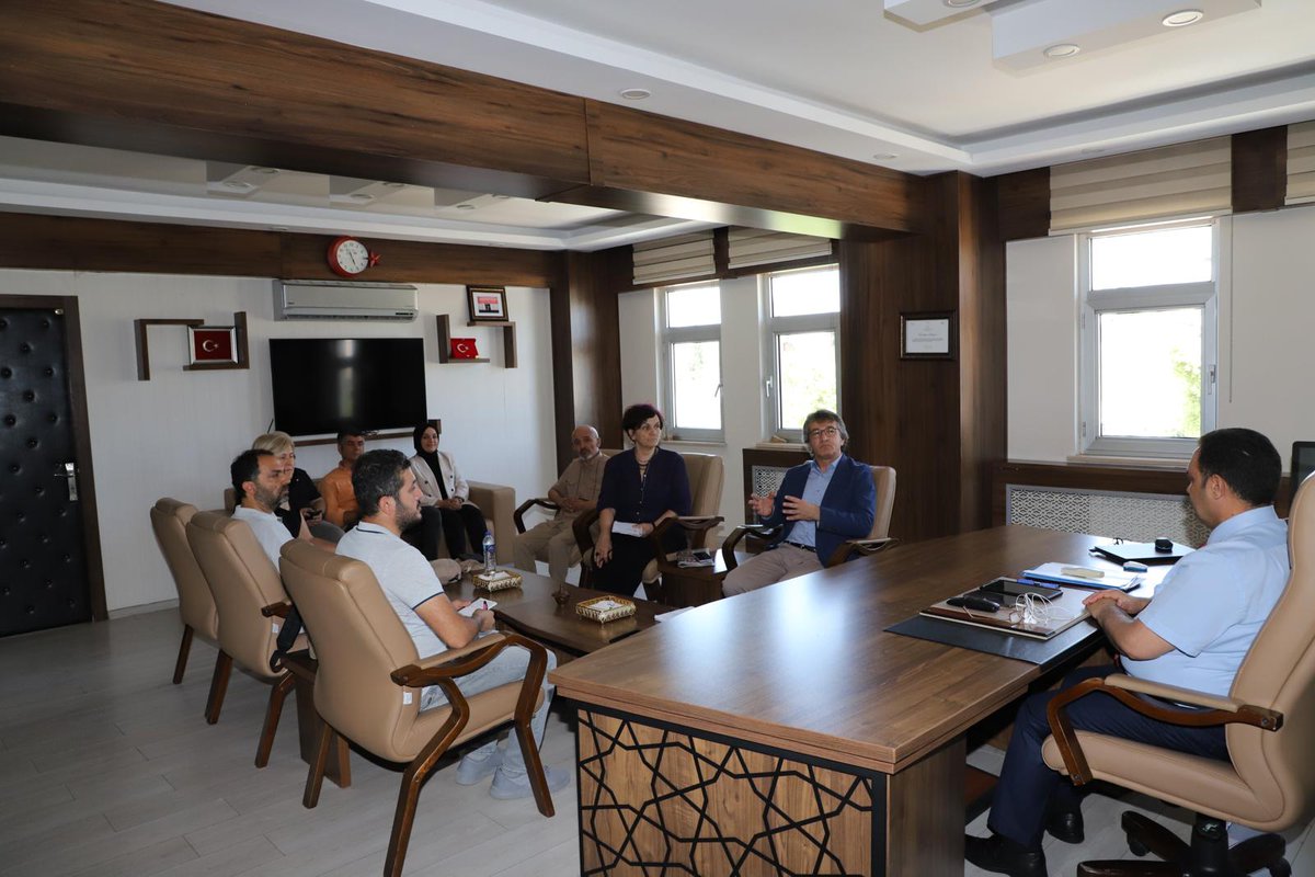 Genel Merkez Yöneticilerimiz, birlikte gelen heyet ve şube yöneticilerimiz ile çeşitli kurum ve STK ziyaretleri gerçekleştirildi. Bu çerçeve de Adıyaman Aile ve Sosyal Hizmetler Müdürü Hasan Binici ziyaret edildi. Mesleğimize ve toplum merkezine yönelik paylaşımlar yapıldı.