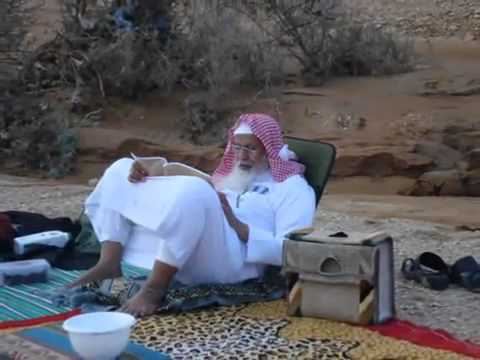 حفظ الشيخ عبد الله بن جبرين رحمه الله القرآن الكريم صغيرًا في ثمانية أشهر، وكان يُرَاجِع حفظه يوميًا بقراءة عشرة أجزاء غيبًا.. وهو منذ صغره شغوف بالقراءة، ولم يكن له الْتفات إلى اللهو واللعب، فكان أقرانه يلعبون، وهو تحت ظلّ شجرة يقرأ في كتاب.
= كتاب: أعجوبة العصر.