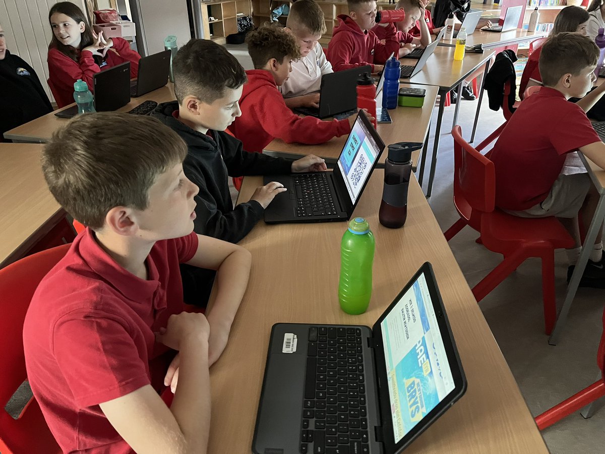 ParcyTywyn's tweet photo. Mwynheuodd blwyddyn 6 y wers fyw gyda @YsgolDdigidol ddoe i ddathlu Diwrnod y Cefnforoedd 💻 🌊 🐟
#Pod3 #Bl6 #DinasyddionEgwyddorolGwybodus https://t.co/TdjlCqkgeD