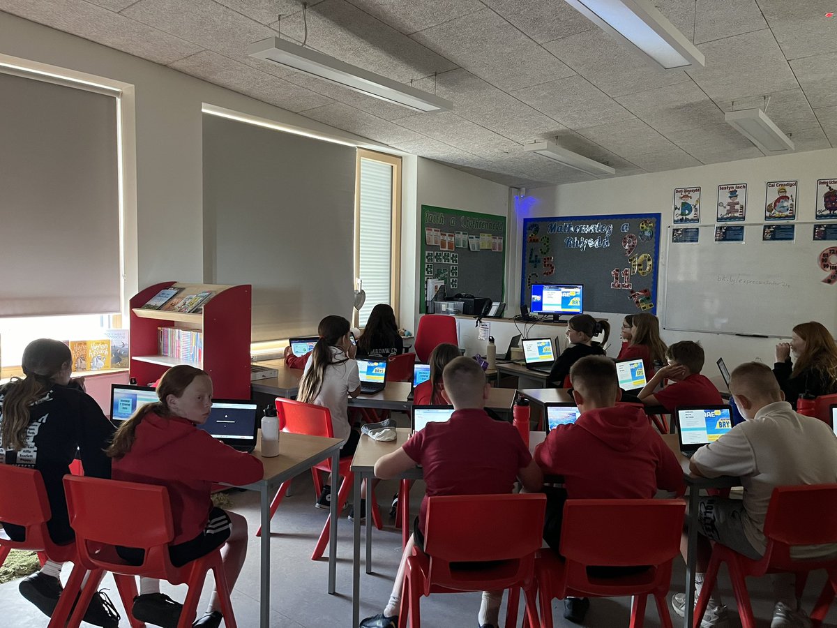 ParcyTywyn's tweet photo. Mwynheuodd blwyddyn 6 y wers fyw gyda @YsgolDdigidol ddoe i ddathlu Diwrnod y Cefnforoedd 💻 🌊 🐟
#Pod3 #Bl6 #DinasyddionEgwyddorolGwybodus https://t.co/TdjlCqkgeD