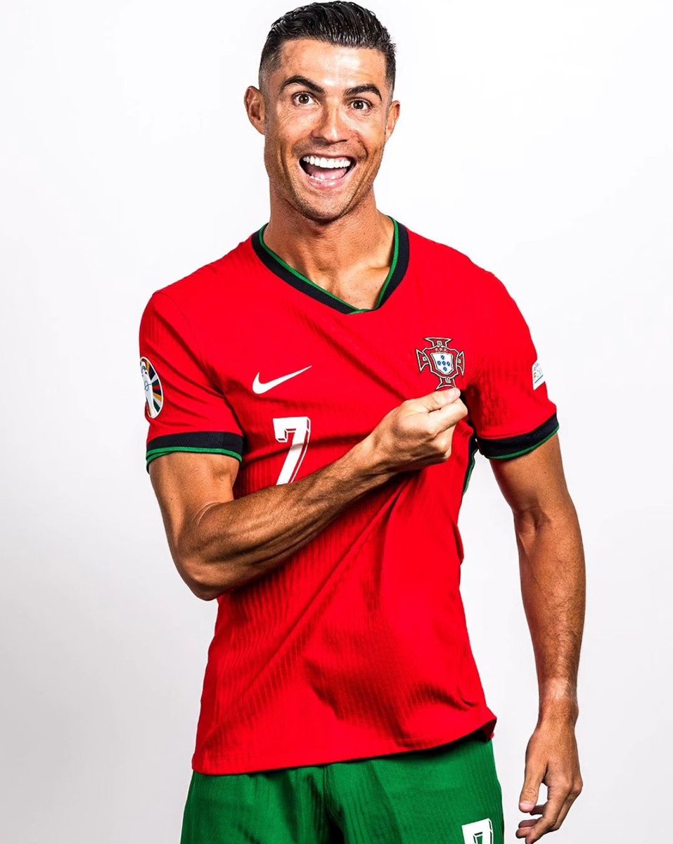 🚨🇵🇹 Cristiano Ronaldo: “I don't have many years left in football… so, I have to enjoy it”.

“I'm in love with football. Every game is special, imagine at the Euros with Portugal, you feel proud... it's a dream, like when I was 20”.
