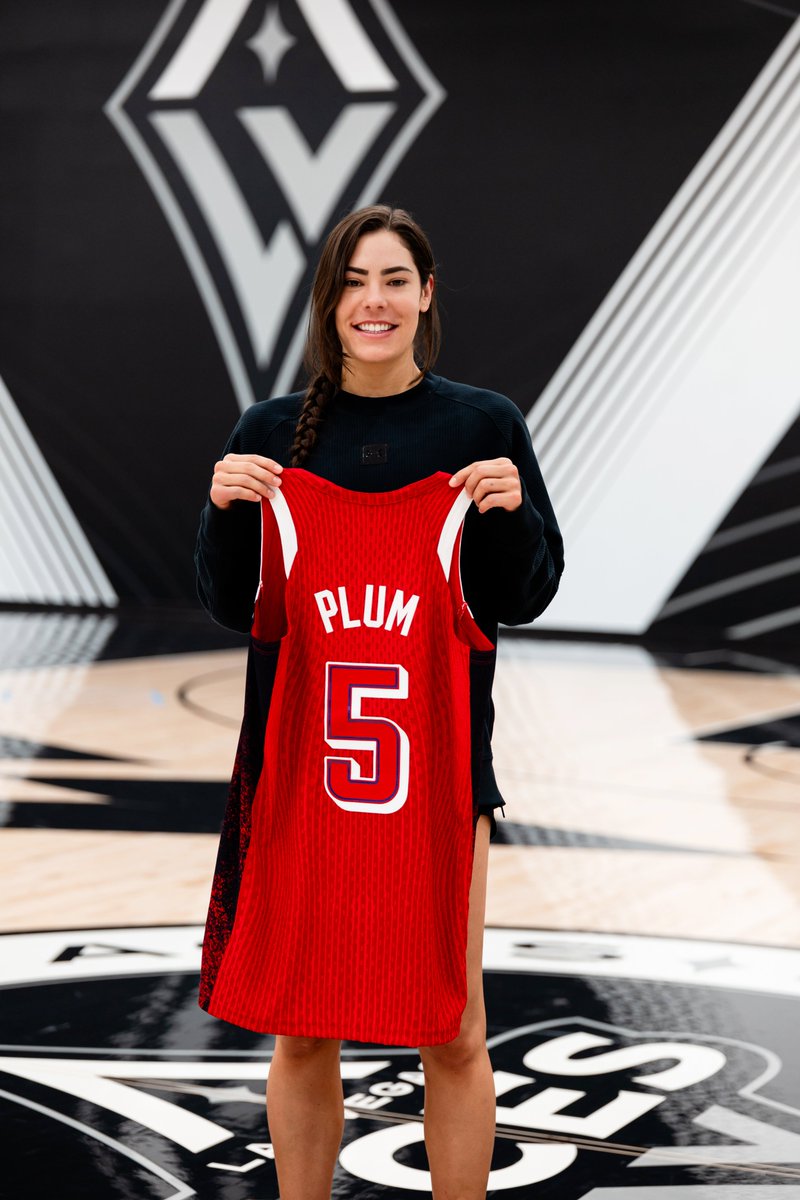 A chance at history 🥇🥇

<a href="/JackieYoung3/">Jackie Young</a> &amp; <a href="/Kelseyplum10/">Kelsey Plum</a> look to become the first athletes to win Olympic gold in both 3x3 &amp; 5x5 basketball!