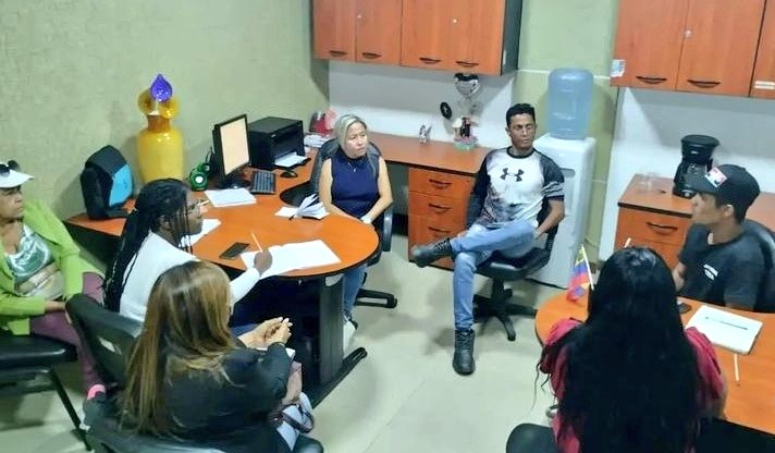 🔴⚫FORMACIÓN 🇻🇪

Con el fin de seguir elevando los niveles de conciencia desde el Mpio. <a href="/MSimonBolivar2/">MrtSimón Bolivar</a> camaradas realizan círculo de estudio.

"El estudio es el primer deber para quien hace la revolución".
Kim Il Sung

<a href="/NicolasMaduro/">Nicolás Maduro</a>
#NicoLeEchaPichón