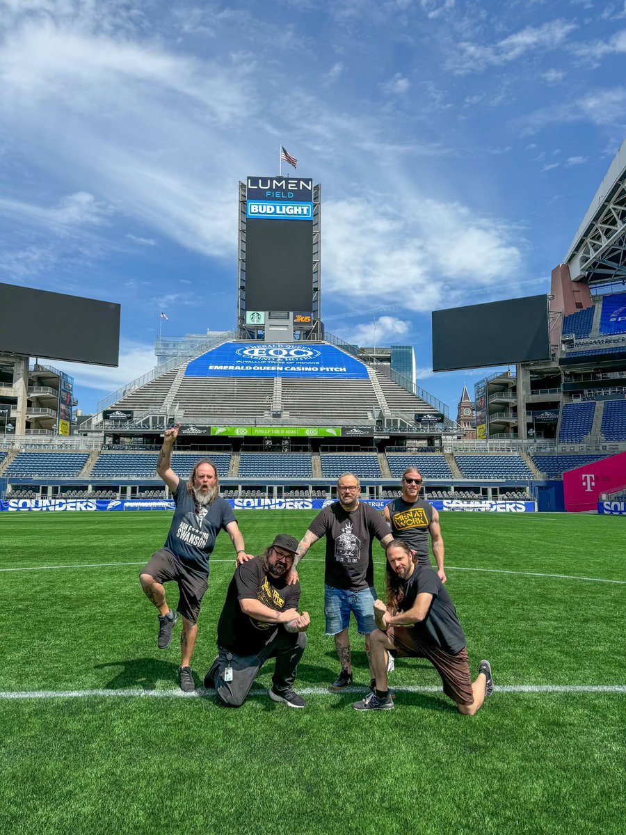 Morning after an amazing show in Seattle we took a trip to Nick’s office at <a href="/LumenField/">Lumen Field</a> for some fun group photos
#3inchesofblood #3iob #seahawks