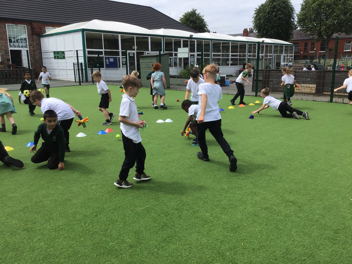 Y2Oaky's tweet photo. 2S Catkins enjoyed their PE lesson today. We developed our sending and receiving, reaction and response skills using good control and consistency. We then applied our skills and played a game of junkyard. 🎾⚽️🏐 https://t.co/1uCxmdYxeS