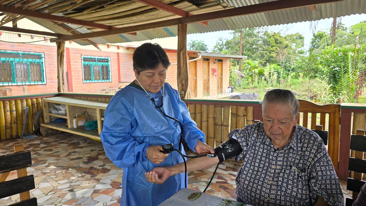 #IESSCampesino| Profesionales de salud👩‍⚕️del Dispensario #Sangay realizan visitas domiciliarias a pacientes crónicos en diferentes comunidades del cantón Palora. 

Así cuidamos de cerca a nuestros asegurados 🫶🏼.