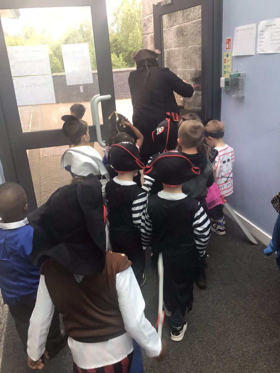 CanonNursery's tweet photo. @CanonNursery @CanonSharples @LT_Trust @Cornerstonesedu #bigwideworld Following the clues to find the treasure. https://t.co/9hZmPVBUEL