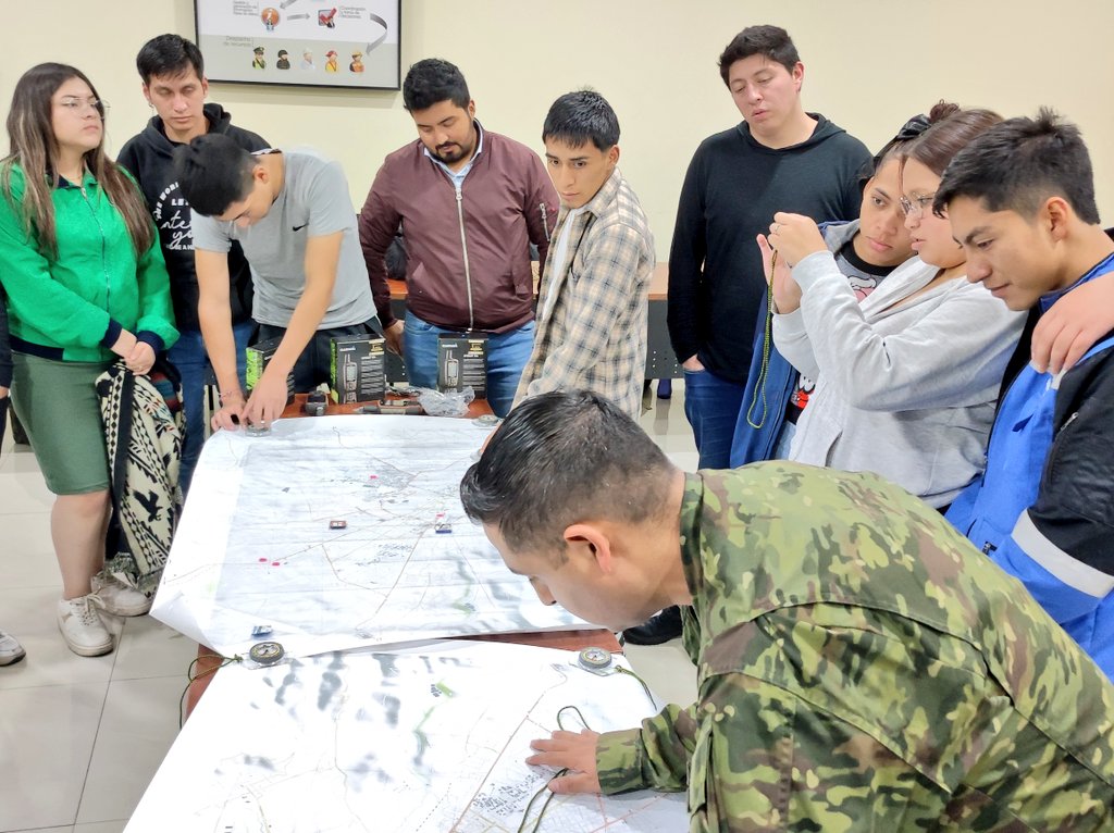 ECU911Ambato's tweet photo. AHORA | Personal del @EjercitoECU capacitó sobre orientación, navegación y supervivencia básica en el taller #PrimerRespondiente en #Riobamba.

Aprendieron la importancia de contar  brújulas, GPS, mochilas e implementos para subsistir ante una emergencia de magnitud. https://t.co/cAsLUC83kN