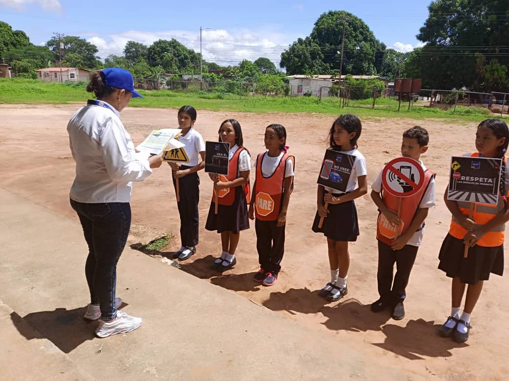 #Educación | Desde la U.E.N. Manuel Cedeño, el INTT Ciudad Bolívar da cumplimiento al artículo 88 y 89 de la Ley de Transporte Terrestre, donde establece promover la educación y seguridad vial.
-
#NicoLeEchaPichón