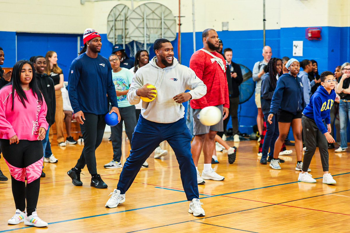 JohnMorgan6__'s tweet photo. Always give back to youth ! All it takes is one smile affect someone’s life ❤️ #GoPats https://t.co/aruOyGsQk6