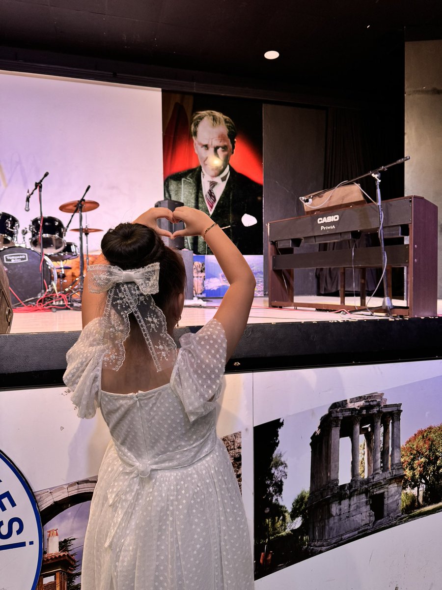 Sanatsız kalmış bir toplumun, hayat damarlarından biri kopmuş demektir.
M. Kemal ATATÜRK 

Gururum, ilk göz ağrım seni tebrik ediyorum. ❤️❤️🦋Bu güzel gece için Ezgi Sanat Akademi’ye çok teşekkür ederiz.