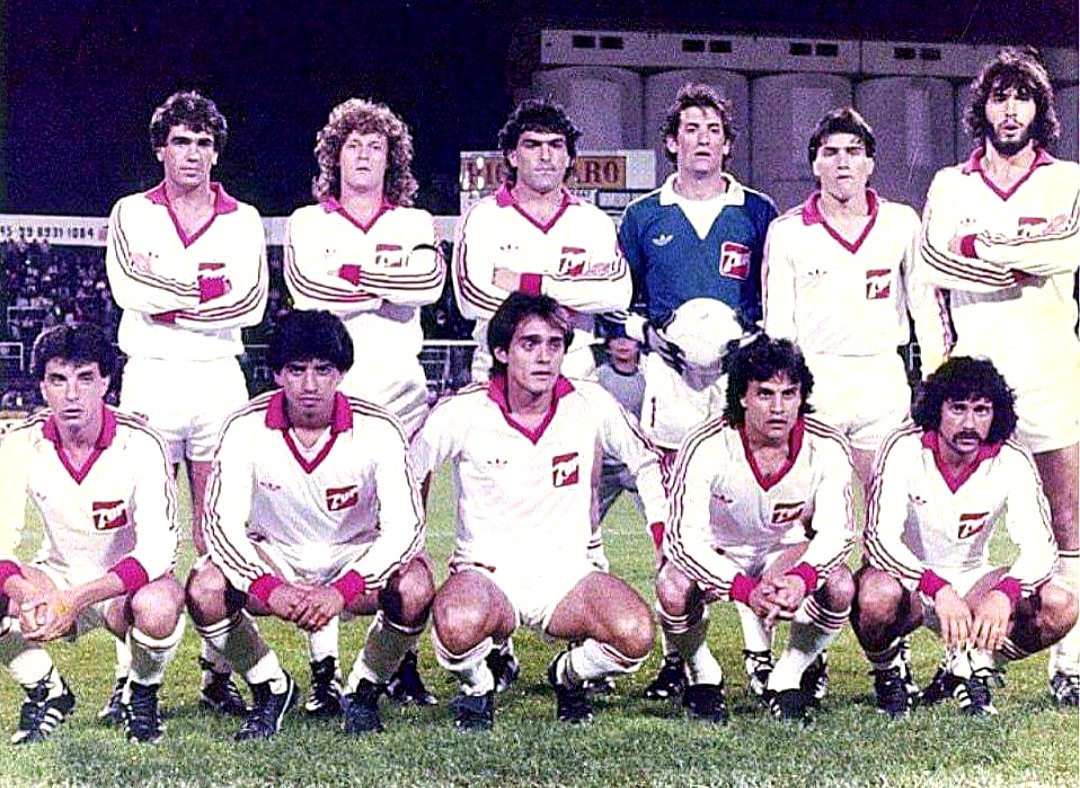 SomosdeLP's tweet photo. Dame los 11 de Argentinos Juniors 
Cuando tenías 11 años

Vidallé 
Villalba
Pavoni
Olguin 
Domenech 
Videla 
Batista 
Commisso 
Castro 
Pasculli 
Ereros
DT Roberto Marcos Saporiti 
🐞 #AAAJ https://t.co/YTzbW0BQhG