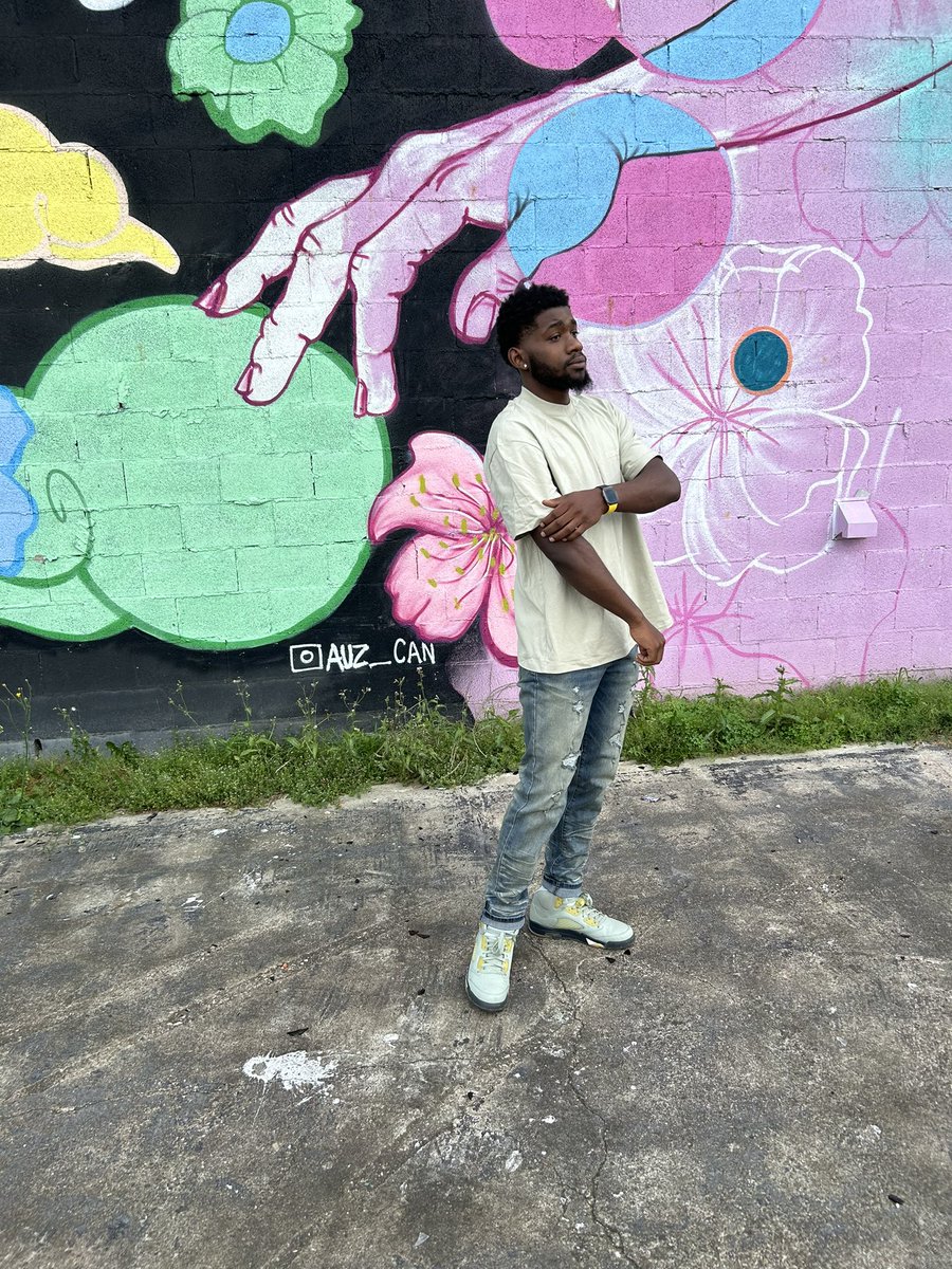 Big bankroll ain’t nothing slim I pull up trim I want the Ⓜ️s Ball meet me at the rim dunk on yo a** just like Shaquille ⛹🏾‍♂️