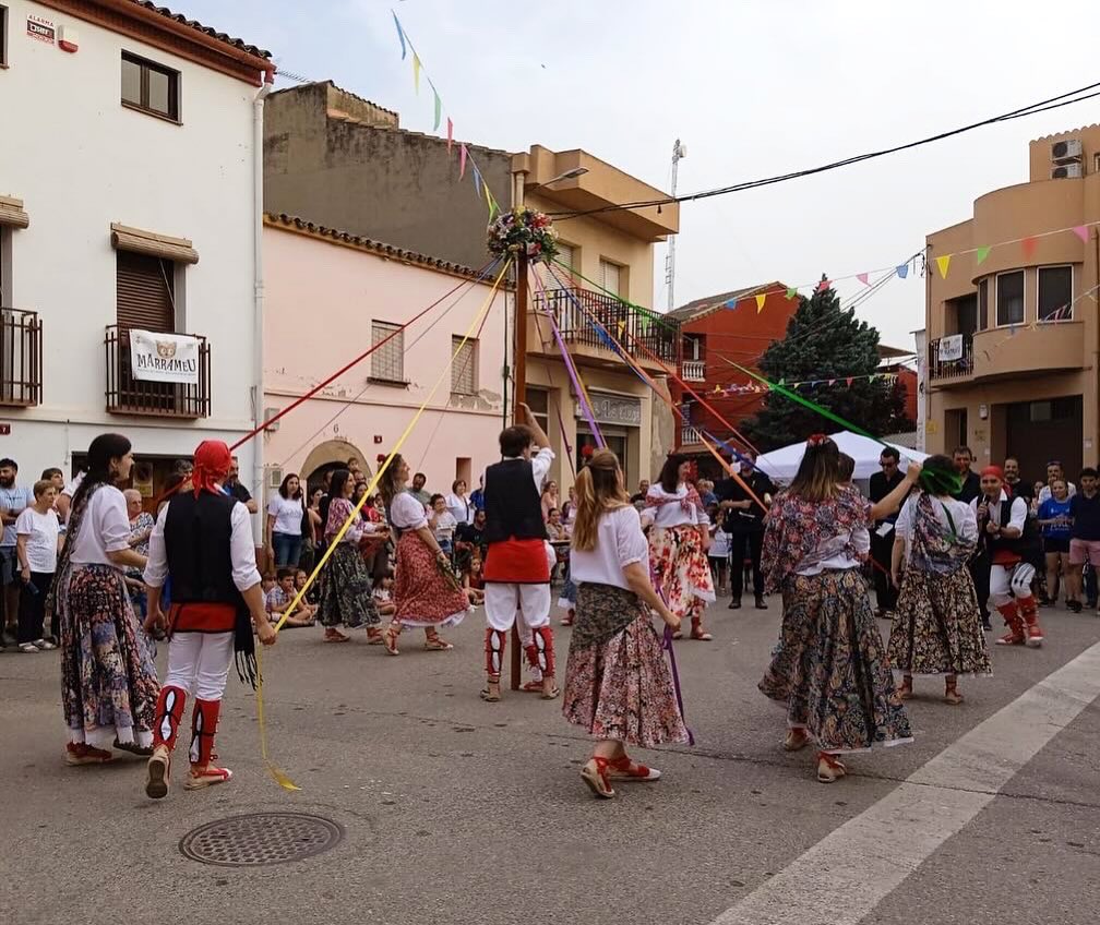 gitanescervera's tweet photo. Quina festassa, @FMarrameu 💐! Així vam ballar i garlar el passat dissabte a Torrelameu.

Gràcies per convidar-nos-hi! 🫶 

📸 Imatges cedides pel festival https://t.co/MreY10ZXMY