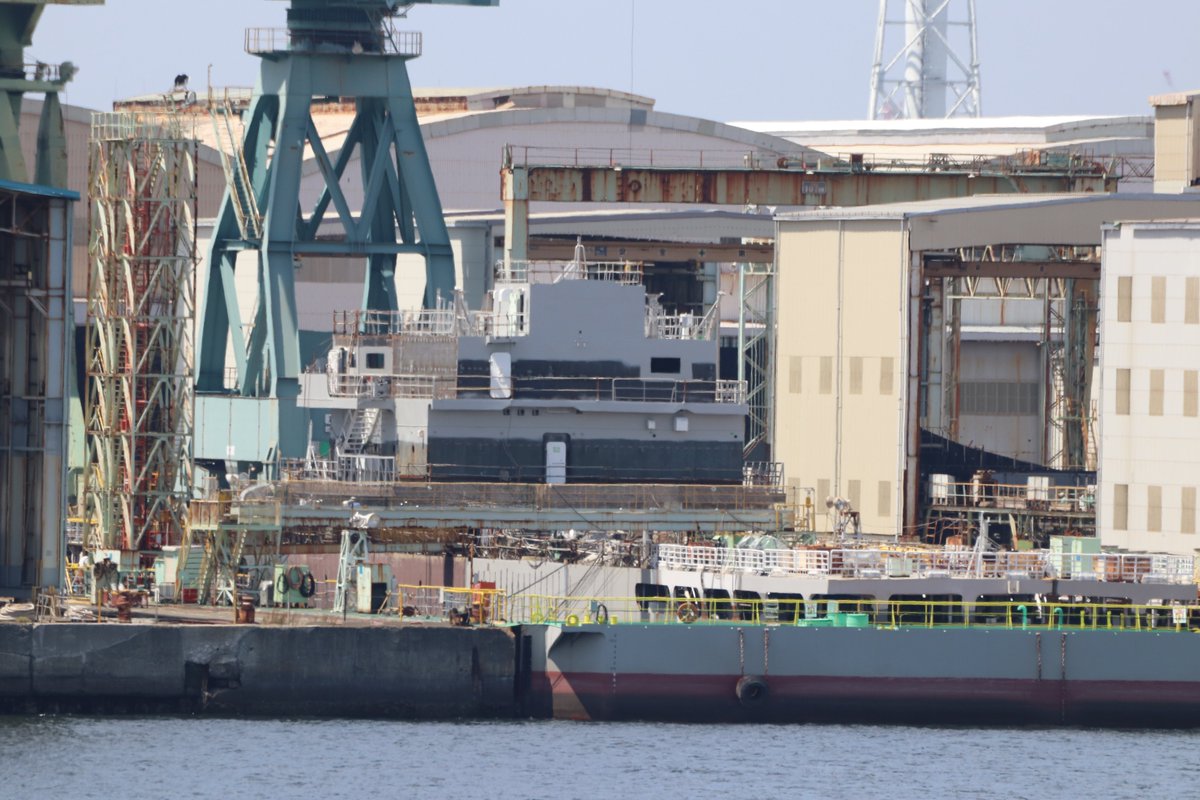 panamaru2's tweet photo. #JMU横浜事業所磯子工場 建造ドックでは新造船の建造が進んでいます。上部構造部、後部ヘリコプター発着甲板、隣接敷地にマスト部の製作作業が確認出来ました。建造ドックの隣、修繕ドックでは #くにがみ型巡視船 #いらぶ #PL95 の艤装が進んでいます。
20240611 https://t.co/Sxvkvtjkh2