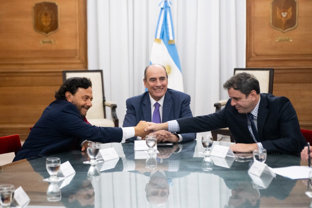 GustavoSaenzOK's tweet photo. Vamos a reactivar la obra pública en nuestra provincia 🙌🏻

🤝🏻 En Casa Rosada nos reunimos con el Jefe de Gabinete de la Nación, @GAFrancosOk y el secretario del Interior, Lisandro Catalán para firmar convenios para reactivar la obra pública (+) https://t.co/lRJGiBjXC7