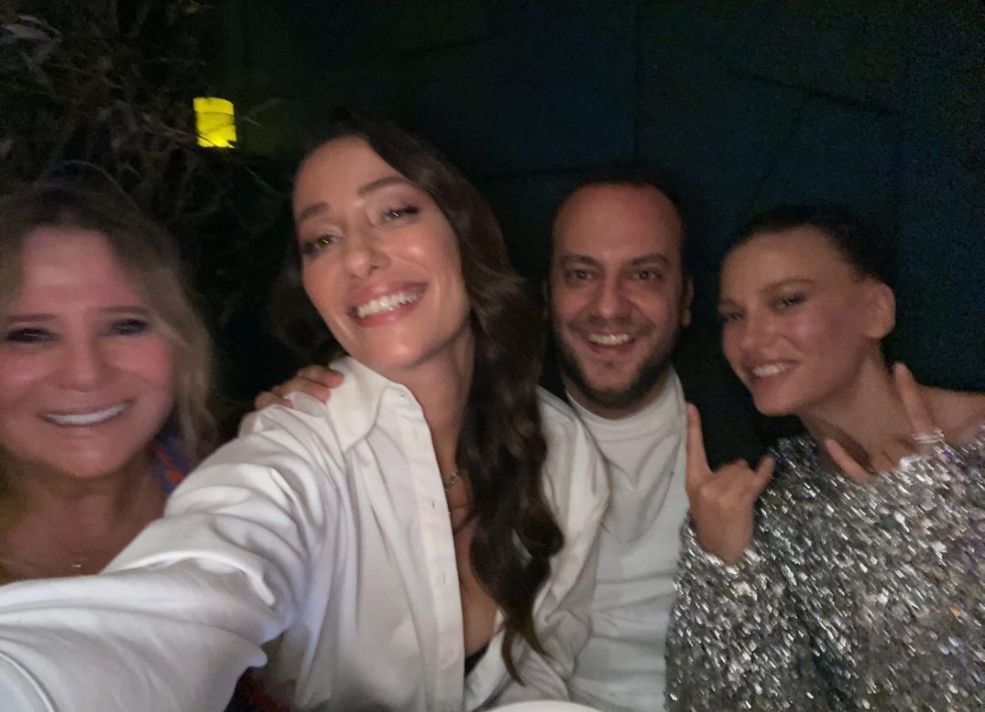 ⭐️💥 Serenay Sarıkaya junto a invitados: Ece Yörenç, Esra Ruşan, Efe Tunçer, Gulbahar Karakus, Ayse Barim #GQGlobalCreativityAwards
#SerenaySarikaya