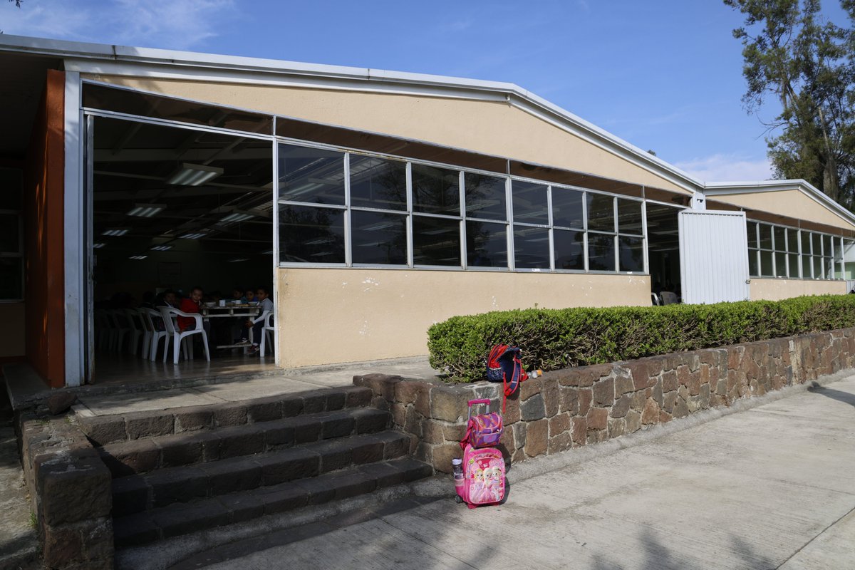 secti_edomex's tweet photo. El Secretario Miguel Ángel Hernández visitó el Internado de Educación Primaria 25 “General Ignacio Zaragoza” de #Tenancingo,  donde se invertirán más de 3.3 mdp para construir 3 aulas 🏫 y rehabilitar sanitarios 🚽; además, entregó mobiliario para el comedor y la biblioteca. https://t.co/XYpHfzze7h
