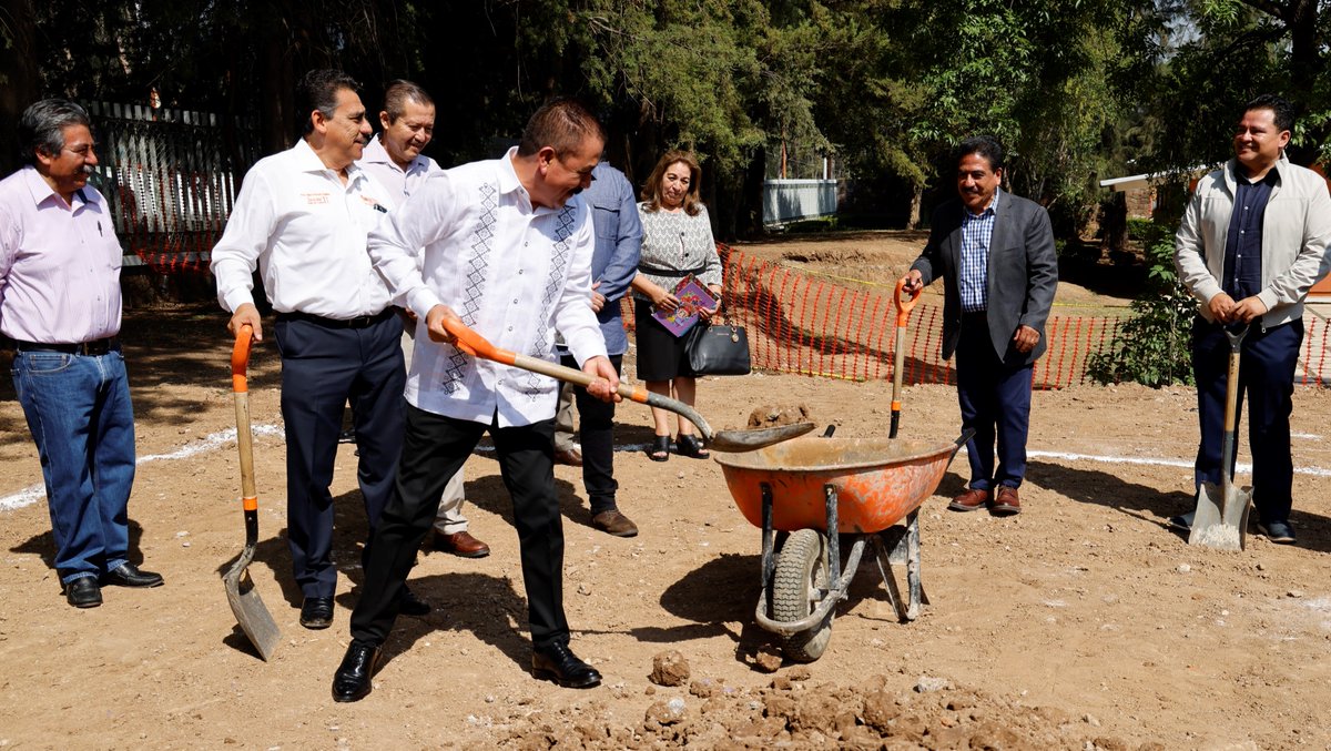 secti_edomex's tweet photo. El Secretario Miguel Ángel Hernández visitó el Internado de Educación Primaria 25 “General Ignacio Zaragoza” de #Tenancingo,  donde se invertirán más de 3.3 mdp para construir 3 aulas 🏫 y rehabilitar sanitarios 🚽; además, entregó mobiliario para el comedor y la biblioteca. https://t.co/XYpHfzze7h