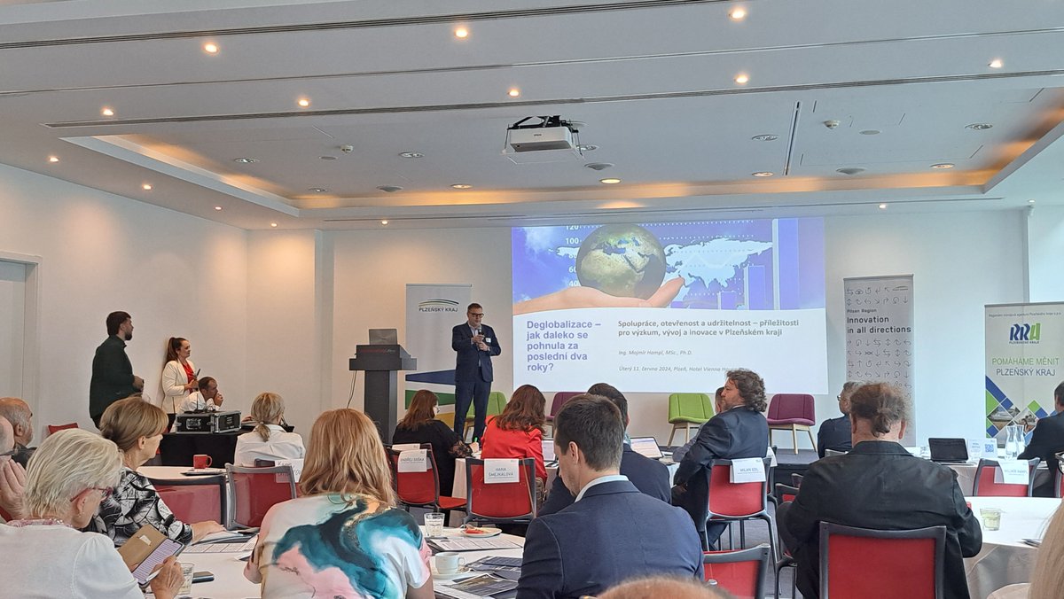 NTCresearchers's tweet photo. Dnes proběhla konference Inteligentní specializace regionu 2024. 🌍 Mojmír Hampl zdůraznil výzvy deglobalizace a změny po COVID-19 a válce na Ukrajině. 📉 @Kralickova vyzdvihla internacionalizaci ve výzkumu. 📚 @DavidDnavratil  hovořil o udržitelnosti a spol. odpovědnosti♻️...🙏 https://t.co/0Dh1mwc58U