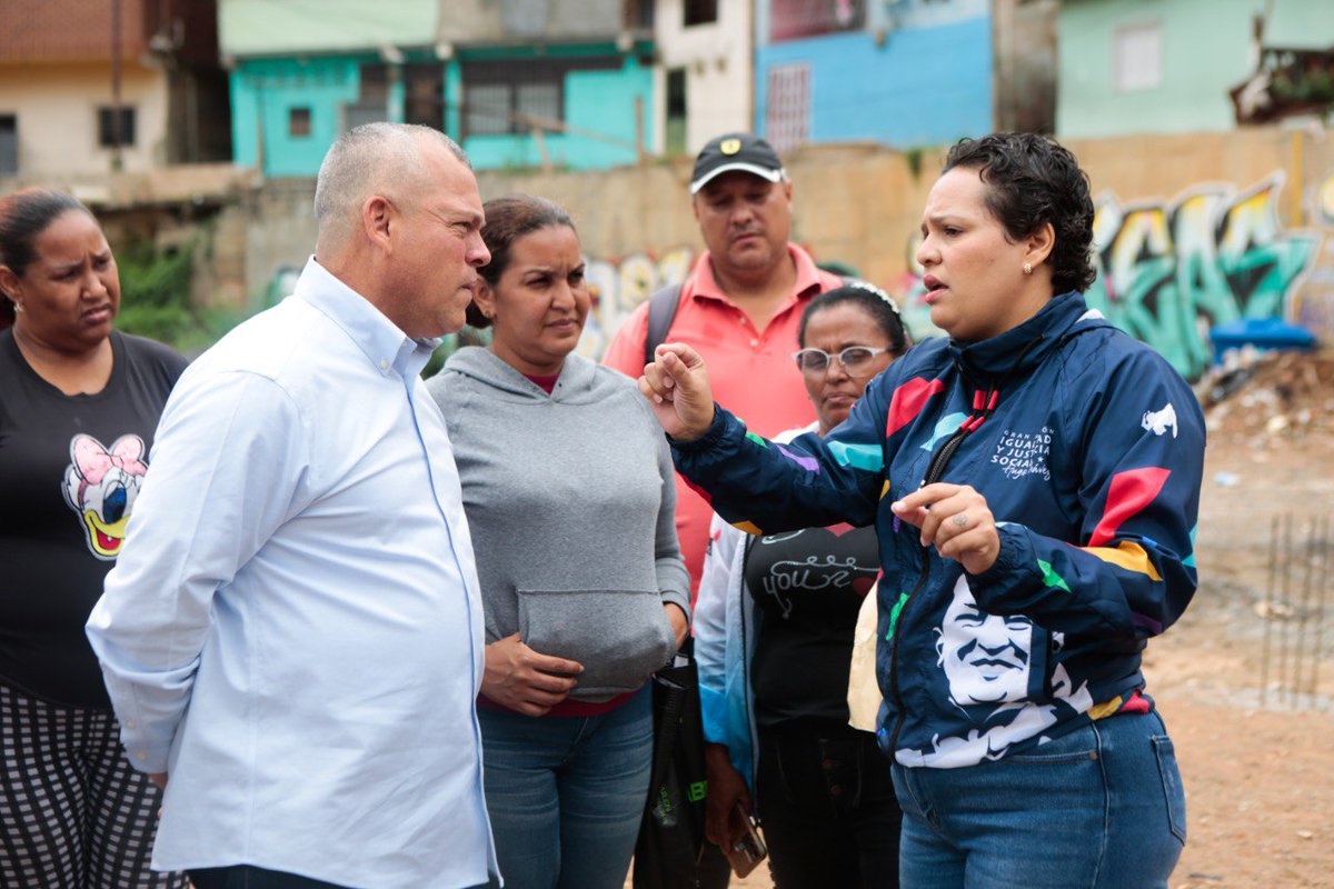 ACoronadoVzla's tweet photo. #11Jun Nos vinimos a la Cota 905 para retomar el proyecto de una nueva sede para la  Escuela Básica Nacional "Dionisio Galíndez" en el sector Guzmán Blanco! @NicolasMaduro https://t.co/1CnJMDXAB7