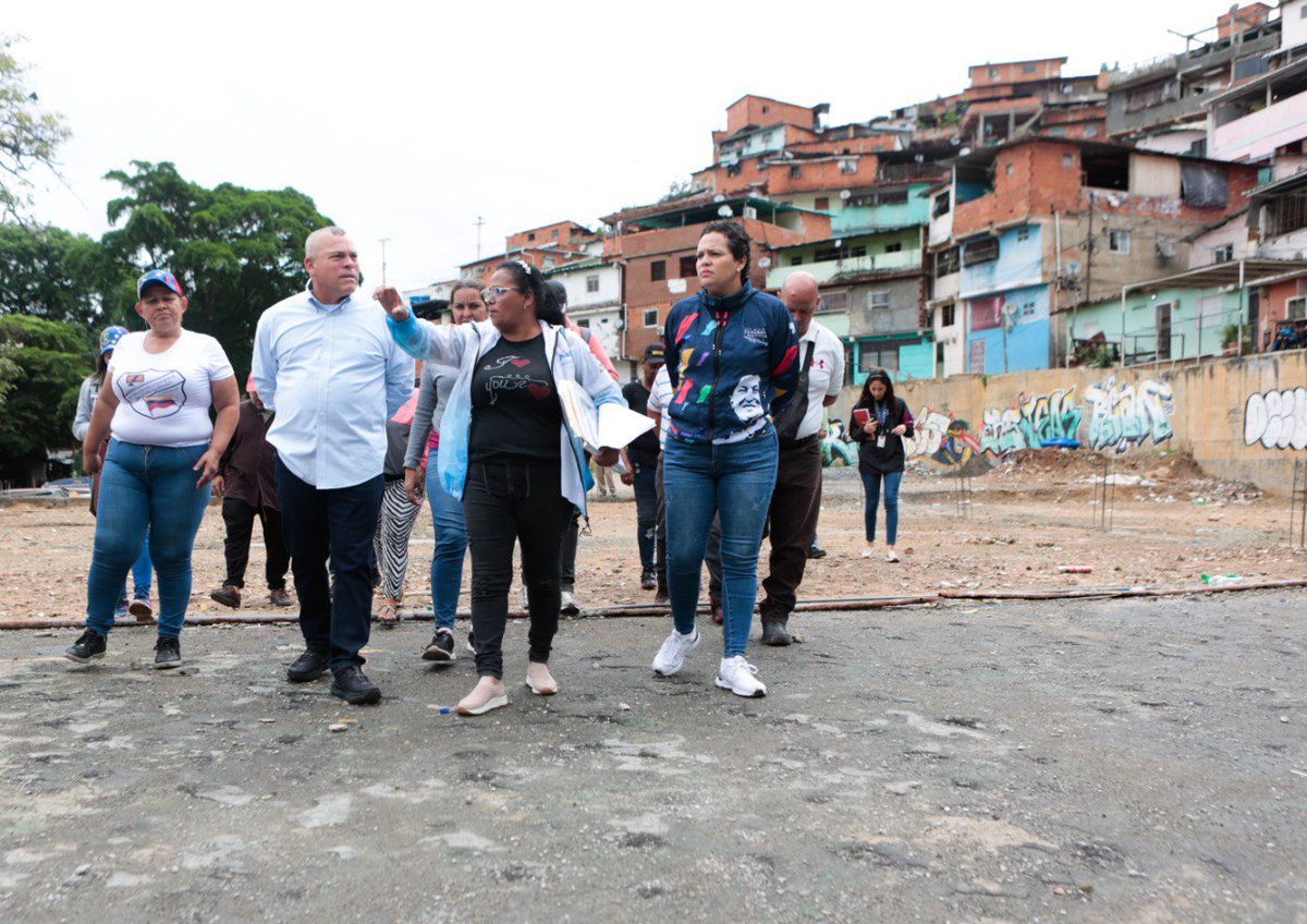 ACoronadoVzla's tweet photo. #11Jun Nos vinimos a la Cota 905 para retomar el proyecto de una nueva sede para la  Escuela Básica Nacional "Dionisio Galíndez" en el sector Guzmán Blanco! @NicolasMaduro https://t.co/1CnJMDXAB7