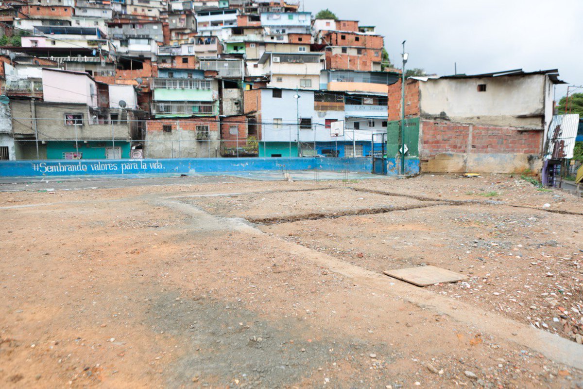 ACoronadoVzla's tweet photo. #11Jun Nos vinimos a la Cota 905 para retomar el proyecto de una nueva sede para la  Escuela Básica Nacional "Dionisio Galíndez" en el sector Guzmán Blanco! @NicolasMaduro https://t.co/1CnJMDXAB7