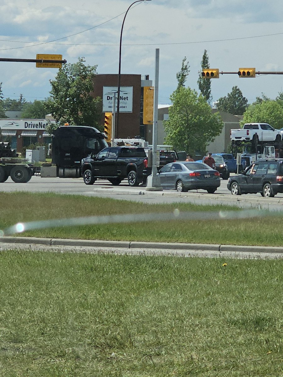 Unknowinglyunk6's tweet photo. @yyctransport @CityNews660 Accident just happened at 61 st and barlow SE, BLOCKING INTERSECTION northbound right lane getting through https://t.co/8PkBx23K93