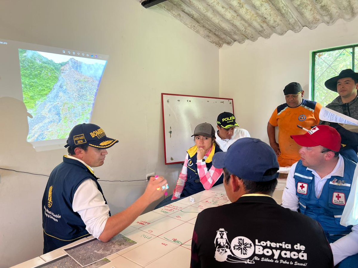 GobBoyaca's tweet photo. #Ahora, nuestro equipo de @GRDBoyaca se encuentra en el Puesto de Mando Unificado (PMU) de Labranzagrande.

Con presencia de nuestro director @JaissonCarrenoC y autoridades, avanzan las acciones de búsqueda y rescate de las personas desaparecidas. 

¡Confianza, trabajo duro y fe! https://t.co/LbFYxsKWNK
