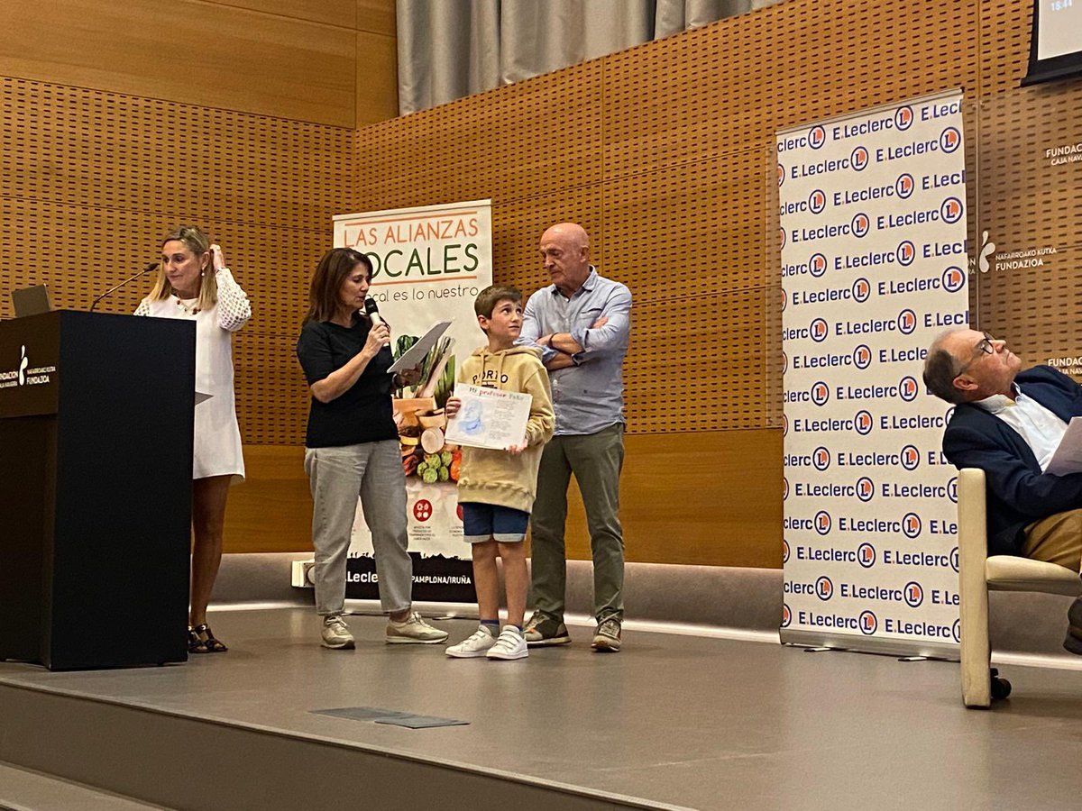 ClaretLarraona's tweet photo. Esta tarde hemos podido acudir a la entrega de premios del concurso “Gracias profe”.
¡Enhorabuena a Odei, Gonzalo y Amaia por sus trabajos Y gracias a @aula2_pamplona por hacer posible este encuentro tan bonito.
#graciasprofe #aula2 #somosclaretlarraona https://t.co/PRl3JRusyI