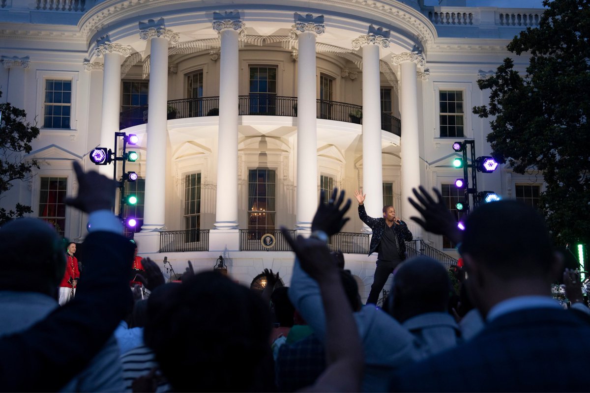 VP46Archive's tweet photo. Black artists have always put song to our country’s fight for freedom. They give voice to the joy, ambition, and courage of the people of our nation.

I am grateful to all the incredible artists and advocates who joined us to celebrate Juneteenth at the White House. https://t.co/5tQ2uju5Pb