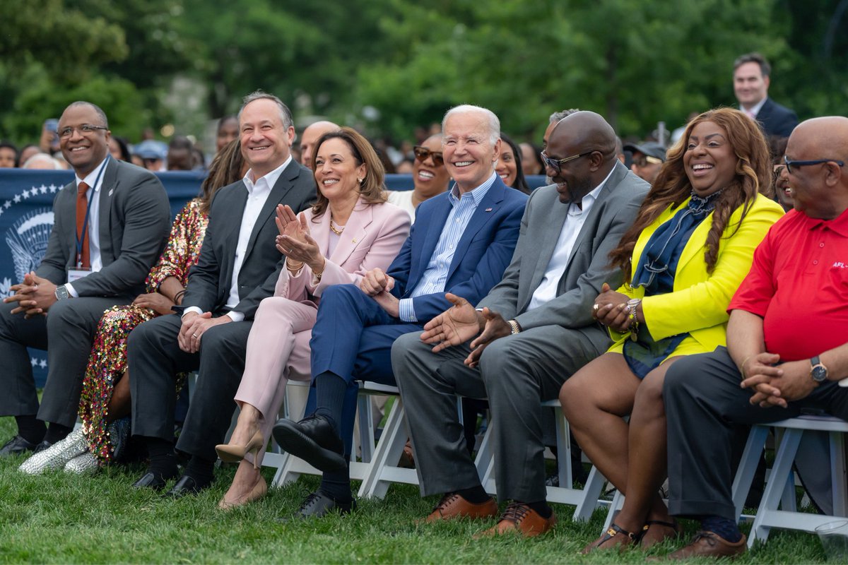 VP46Archive's tweet photo. Black artists have always put song to our country’s fight for freedom. They give voice to the joy, ambition, and courage of the people of our nation.

I am grateful to all the incredible artists and advocates who joined us to celebrate Juneteenth at the White House. https://t.co/5tQ2uju5Pb