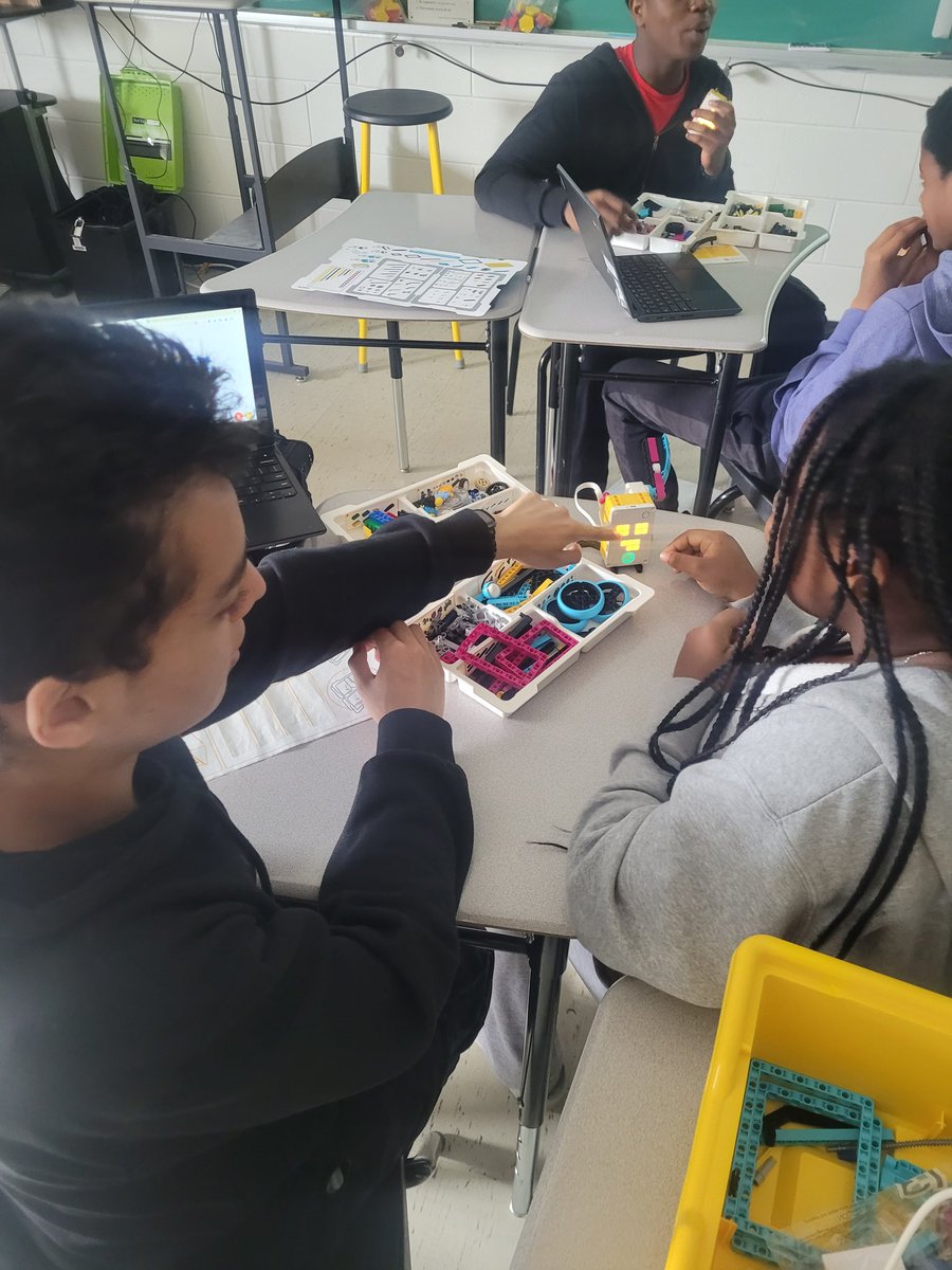 dajoe_meritOCT's tweet photo. Thanks to @FournierLBP for connecting our Math class to coding through collaboration with Teacher candidates in STEM @OttCatholicSB.  Our students enjoyed cool stuff like Lego doing cool stuff and feeling successful @LBPearsonOCSB https://t.co/tGnLU6kWLo