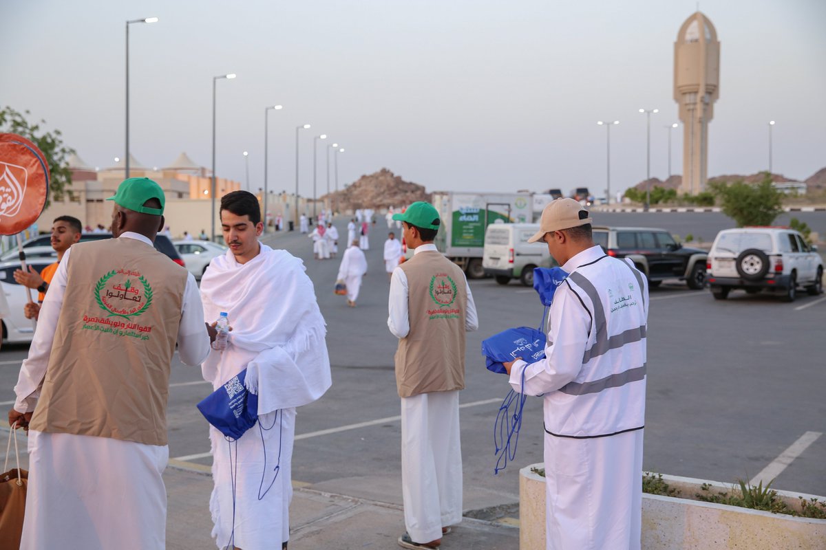 tc_gov's tweet photo. الطائف ترحب بضيوف الرحمن 
#أمانة_الطائف وجمعية العون الخيرية ووقف تعاونوا على البر والأعمال الخيرية يواصلون تقديم 3000 هدية لضيوف الرحمن القادمين عبر ميقات قرن المنازل بالسيل الكبير https://t.co/NP7C1ielog