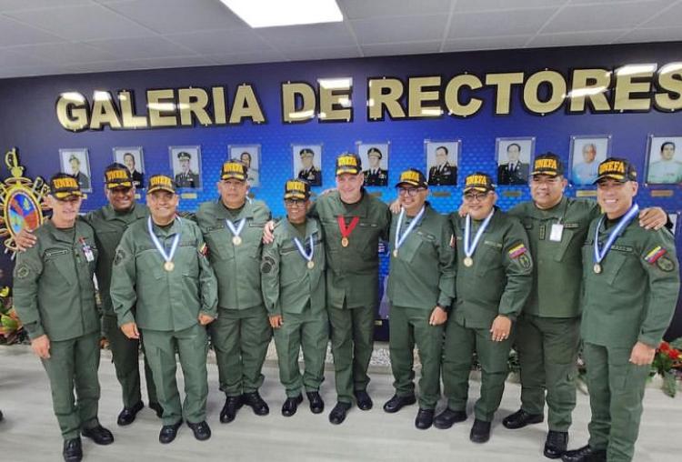 arparrayarza's tweet photo. En la mañana de hoy, visitamos la UNEFA donde el MG. Ricardo Nicodemo Ramos, Rector de esta casa de Estudios, otorgó la Condecoración Conmemorativa al 25° Aniversario de la UNEFA, donde reafirmó el compromiso patrio de la Educación con la Defensa Integral de la Nación. https://t.co/IUgM5DC6zA