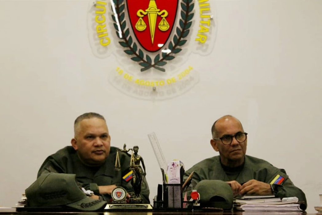 arparrayarza's tweet photo. #11Jun || Presentamos comisión de auditores de la #CONGEFANB que realizará el Exámen de la Cuenta en la sede del Circuito Judicial Penal Militar de la #FANB, donde fuimos recibidos por el Magistrado y Presidente de la Corte Marcial, MG. Jesús Emilio Vásquez Quintero. https://t.co/voNoSfaSKh