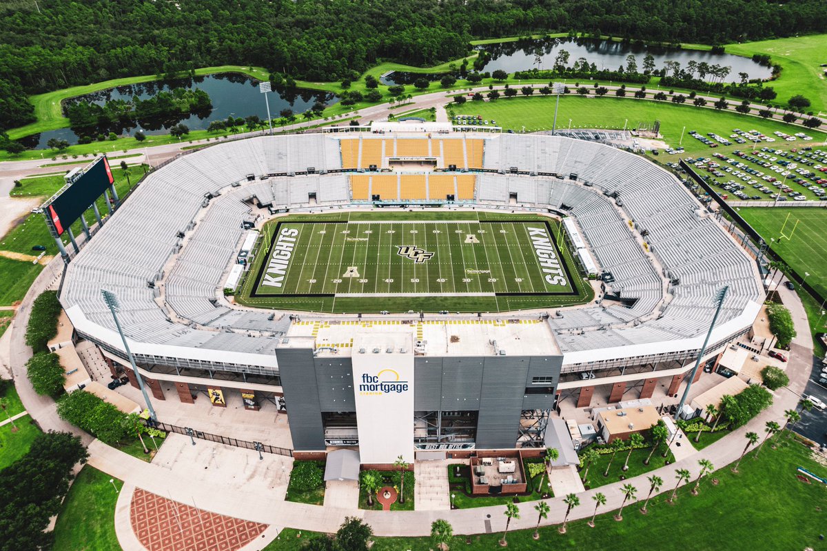 College Football Campus Tour tweet media