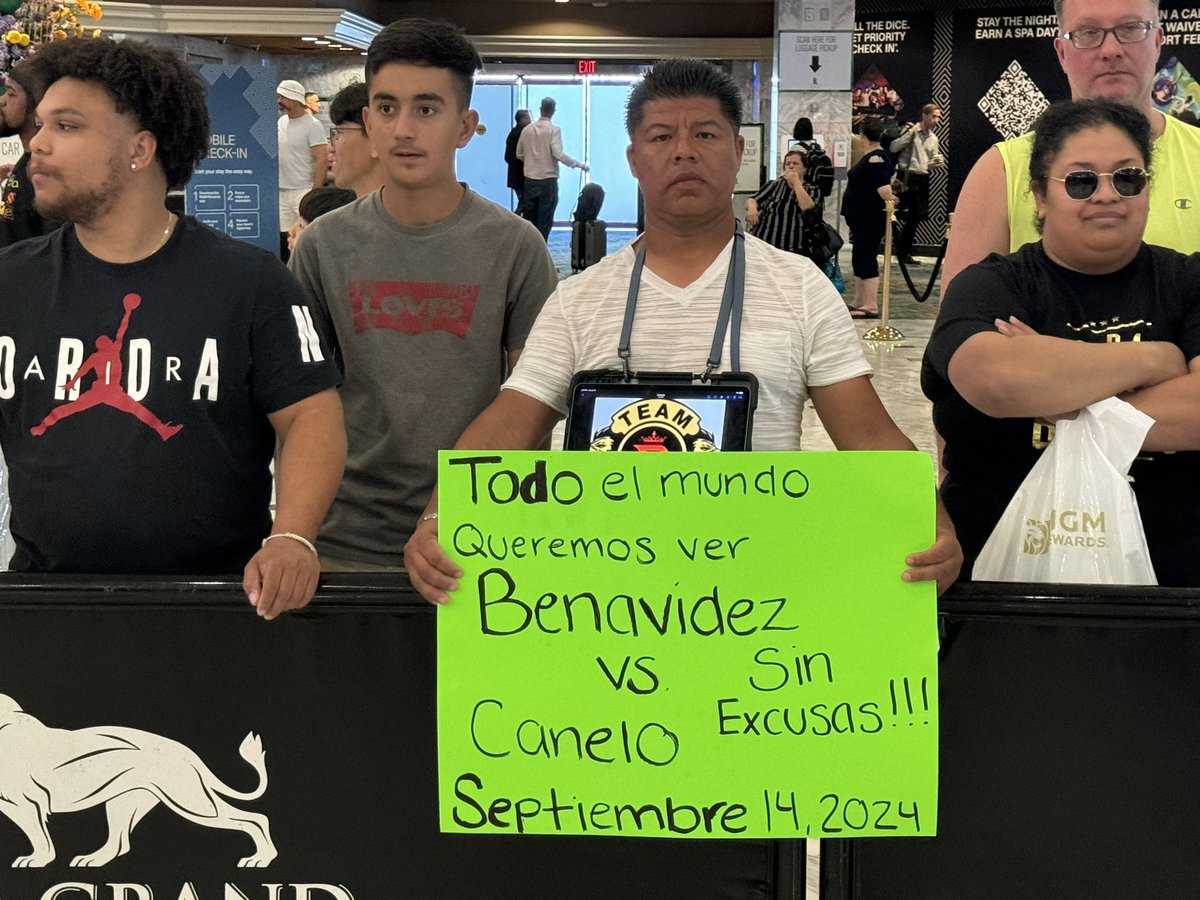 Sean_Zittel's tweet photo. Canelo’s number one fan is here to cheer on his rival, David Benavidez.
#Boxing #BenavidezGvozdyk #Tank100 https://t.co/XcnfLzUuqW