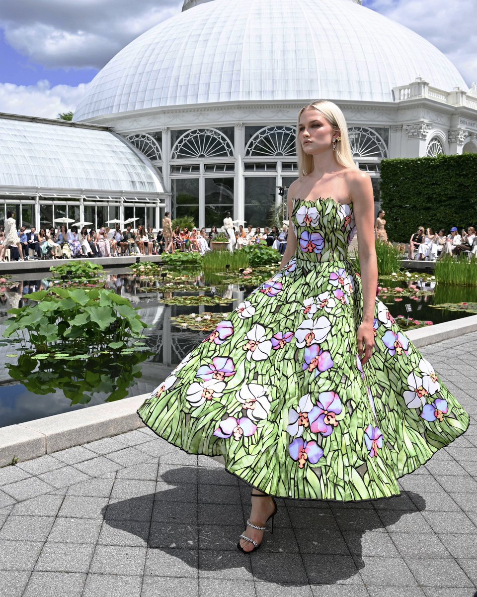 OscardelaRenta's tweet photo. The Oscar de la Renta Pre-Spring 2025 collection presents the orchid as its hero motif and muse. Celebrated in the house-championed stained glass embroidery technique, the orchid is rendered in purples and ivories on a green ground for #odlrprespring2025. https://t.co/ABHkSPg2X5