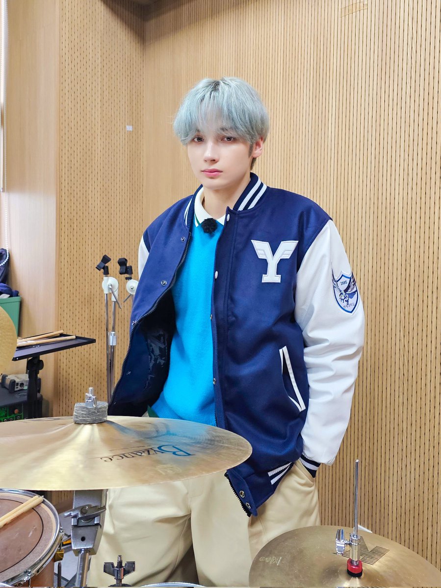 translatingTXT's tweet photo. trans: (cute tone) did everyone enjoy the first episode of ‘huening kai wants to start a band’ ㅎ.ㅎ!? it was my first time playing the drums like this in a really long time so…at first, i was a shy but after doing it for a bit, i felt relieved of my nervousness! to the sonagi band who filmed with me that day!! thank you so much and i love you ♡ thanks to you, my dreams of being in a band were accomplished!! i love you, yeonsei~! 💙