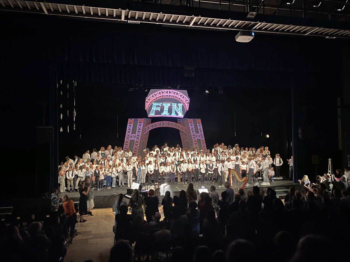 ClgFerry's tweet photo. Les élèves de la #chorale @ClgFerry @acrennes @dsden29 chante « mon cher gustave » pour célébrer le #centenaire de la disparition de #gustaveeiffel https://t.co/UmSn1khAyc