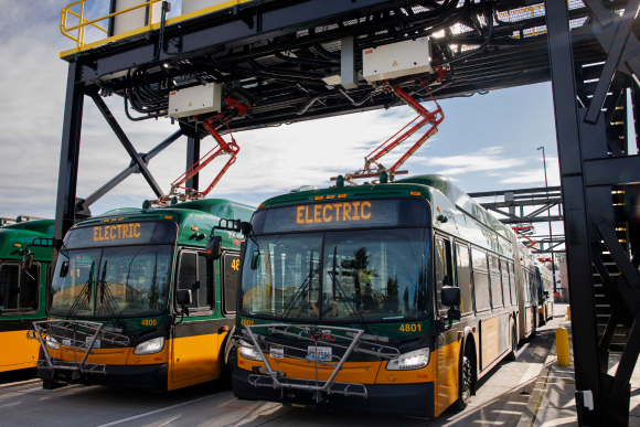 KCAuditor's tweet photo. #MetroTransit working to mitigate risks to ambitious #KingCounty goal to transition bus fleet to #ZeroEmissions by 2035. Better communication, emergency planning, and capital project coordination could help: https://t.co/1jNgoYSF93
...
#audit #electrification https://t.co/J9d3WttxjS