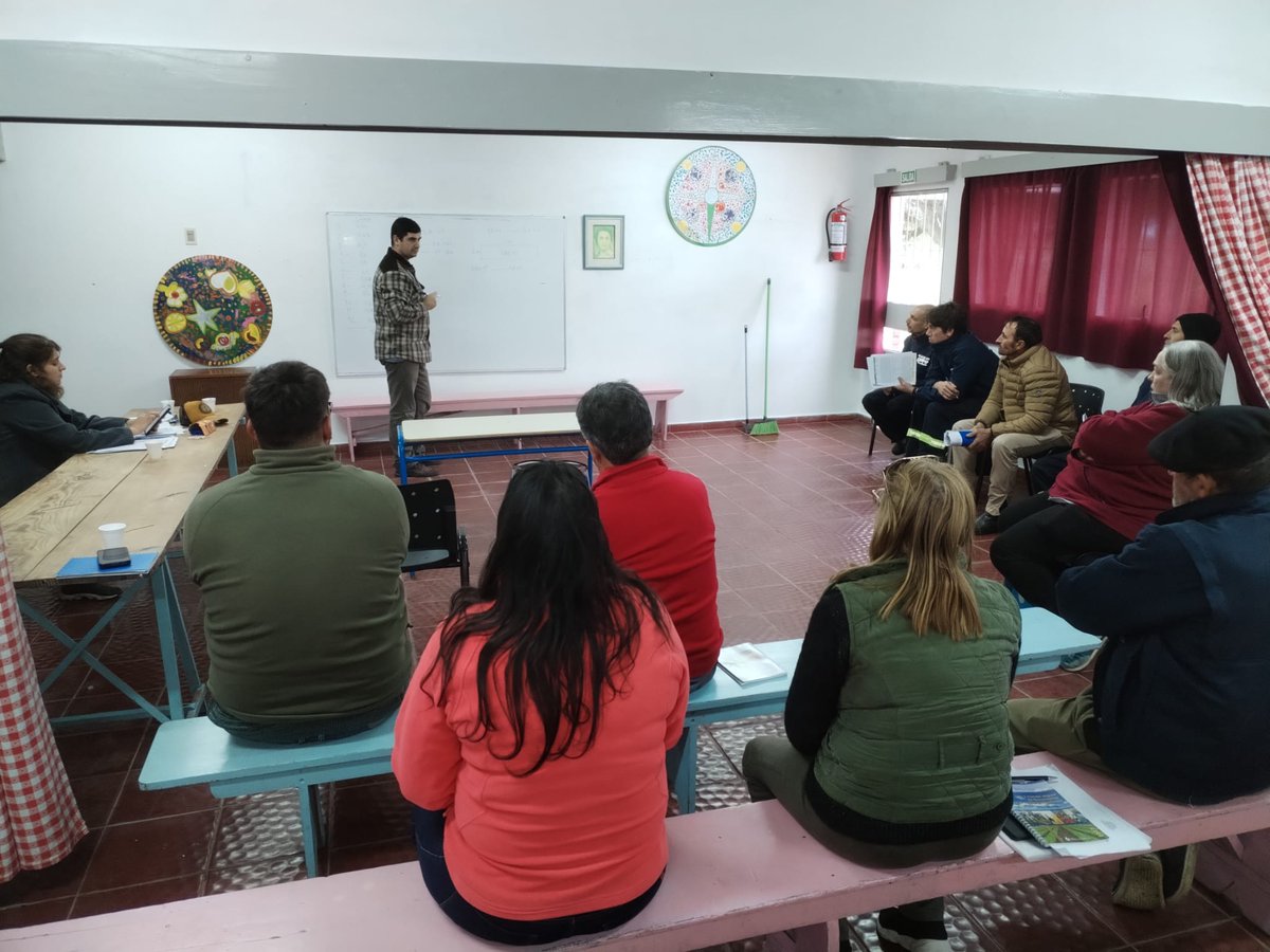 Finalización del Curso de uso seguro de plaguicidas
Centro de Encuentro Rural Canelones Oeste
Escuela N 82 María Clotilde Núñez
Ruta 65 km 72
Agradecemos a los técnicos de DIGEGRA por el apoyo para esta actividad