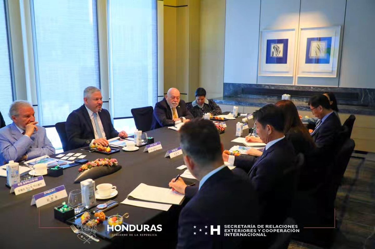 EnriqueReinaHN's tweet photo. En coordinación con @HectorZelaya y la CONFI, en compañía del Embajador Rodolfo Pastor, y a solicitud de la autoridad ferroviaria Coreana sostuvimos reunieron en Seúl, Corea 🇰🇷 con el Presidente Ejecutivo de la empresa KORAIL, Han Moon Hee, para presentar de manera general  el Proyecto del Ferrocarril Interoceánico. KORAIL se mostró muy interesada en el proyecto y realizará un encuentro técnico con la CONFI próximamente.