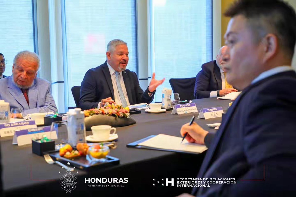 EnriqueReinaHN's tweet photo. En coordinación con @HectorZelaya y la CONFI, en compañía del Embajador Rodolfo Pastor, y a solicitud de la autoridad ferroviaria Coreana sostuvimos reunieron en Seúl, Corea 🇰🇷 con el Presidente Ejecutivo de la empresa KORAIL, Han Moon Hee, para presentar de manera general  el Proyecto del Ferrocarril Interoceánico. KORAIL se mostró muy interesada en el proyecto y realizará un encuentro técnico con la CONFI próximamente.