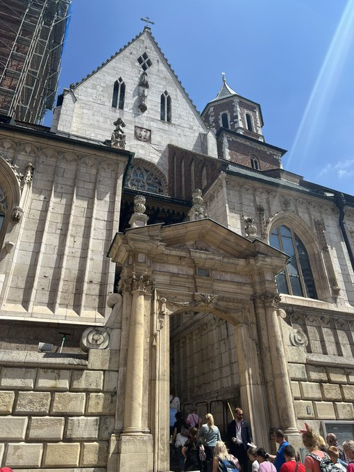 Wawel Cathedral, Kraków. A thousand years of royal prayer and dignity. Sanctuary of the Piast, Jagiellonian and Wasa dynasties.
⛪️🇵🇱👑