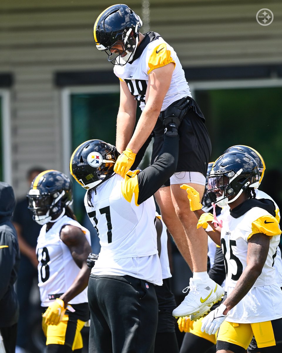 steelers's tweet photo. Yeah we’d stop scrolling too 🤣 https://t.co/6PDyPbqSN3