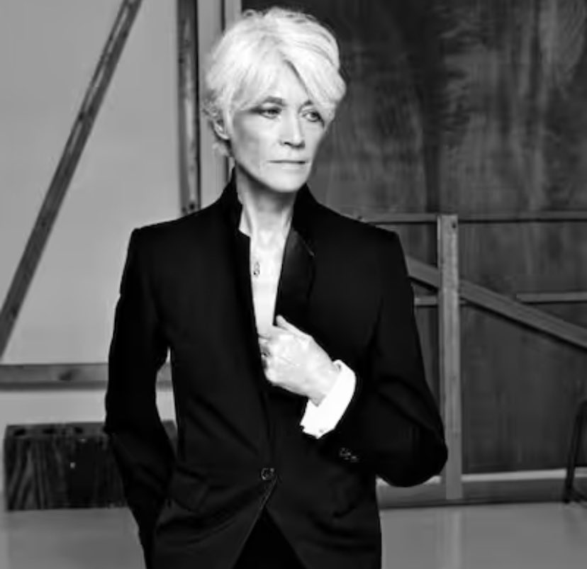 C’était l’élégance. Icône, dans une famille de génies qui ne se prennent pas au sérieux. #RIP #FrancoiseHardy